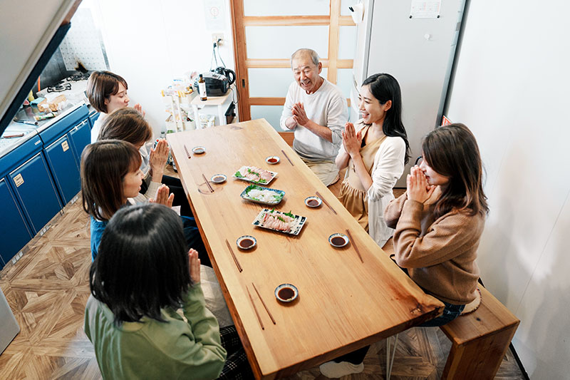 ゲストハウスで団欒をする人たち